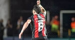 Clube local conquista vitória nos minutos finais e lidera campeonato
